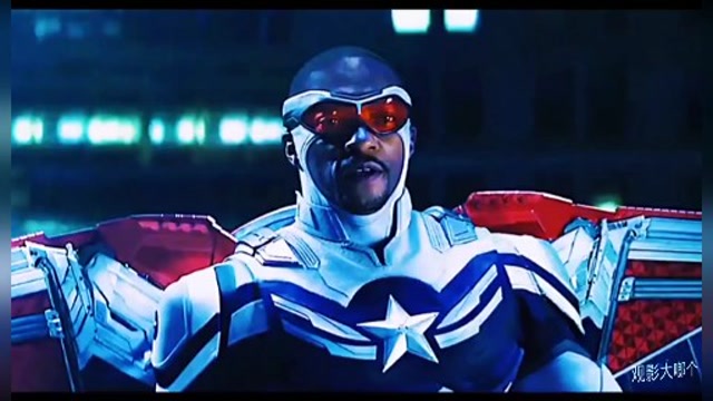 猎鹰身批振金翅膀,手持振金盾牌,成为了真正的美国队长