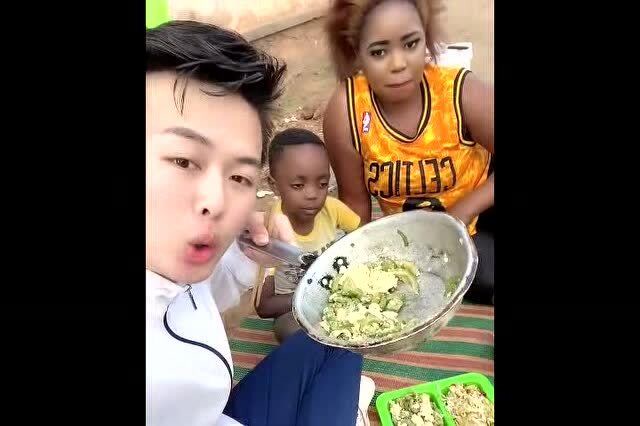 黑蛋爸爸太好了,做中国的苦瓜给黑蛋和妈妈吃,黑蛋一大口下去哭的眼泪