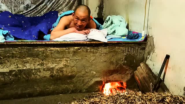 东北农村三代人一起睡在大炕上,想感受一下吗?听说冬天是很舒服!