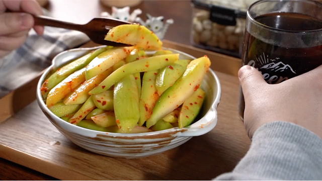 可咸可甜可酸可辣的海南腌芒果,好吃到停不下嘴!快@他给你做