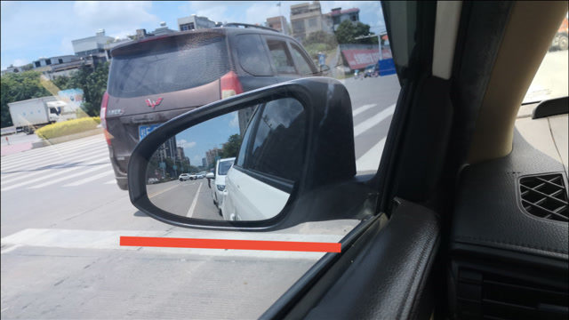 如何用后视镜判断车头与停止线的距离?