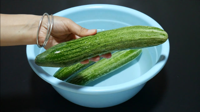 保存黄瓜不可放冰箱,学会正确方法,存放半个月依旧新鲜