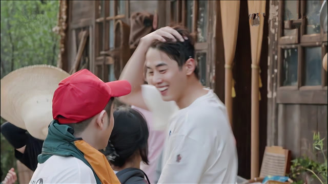 梁靖康干完活,浑身是土也不忘在张子枫面前保持形象,两人太好嗑