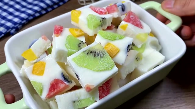 自制水果炒酸奶,这么高颜值还这么好吃,太绝了!