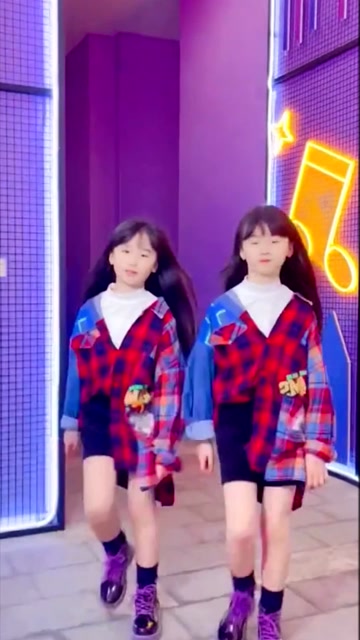 可爱双胞胎齐舞,姐妹俩都太好看啦