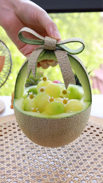 家里来客人一定要这样切哈密瓜,摇身一变手提花篮!太高级辽