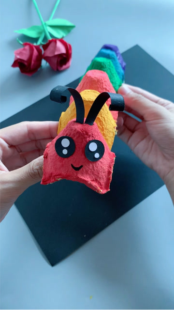 用妈妈不要的鸡蛋托做可爱的毛毛虫,太好看了,舍不得扔了