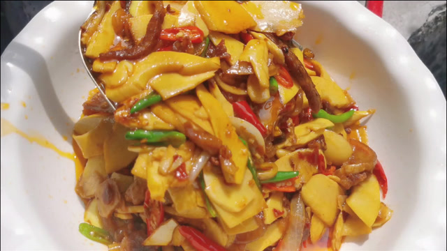 又到吃"马蹄笋"季节了"马蹄笋炒回锅肉"下饭吃太香了