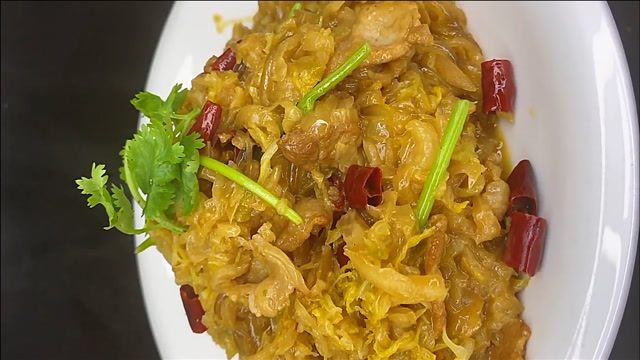 东北大厨炒酸菜粉,酸菜软烂无异味,粉条与酸菜充分交融又筋道