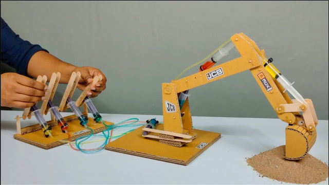 用纸板和注射器制作液压挖掘机,小孩超级喜欢的玩具