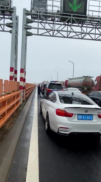 杭州湾跨海大桥严重堵车,据说前面发生交通事故,希望人没事
