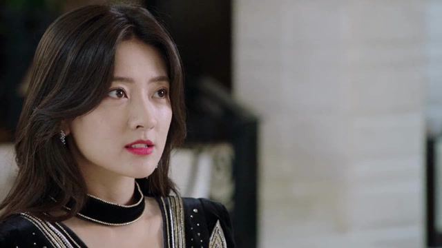 你是我的命中注定:三年后陈嘉欣一身黑裙惊艳出场,跟王析翊插肩而过