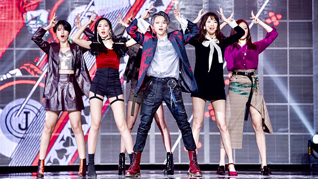 蜜蜂少女队《queen bee》秀大长腿小蛮腰,炫酷女王范儿十足