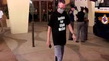 G5掘金众将抵达球馆 约老师手抡证件与人闲聊神态轻松