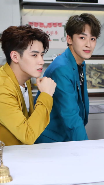 何洛洛任豪ending pose