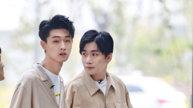 秦霄贤何九华现身大伙之家,一身浅色搭配太好看了