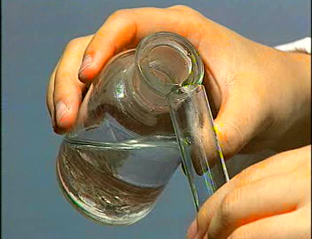 液体的倾倒实验