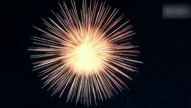 这是地雷还是烟花?烟花空中绚丽绽放 场面惊人让人惊叹