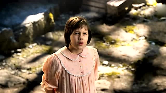 小女孩一天夜里睡不着觉看到一个和楼房一样高大的巨人