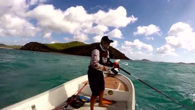 大海里的鱼就是劲大,大叔暴风雨前期的疯狂钓鱼