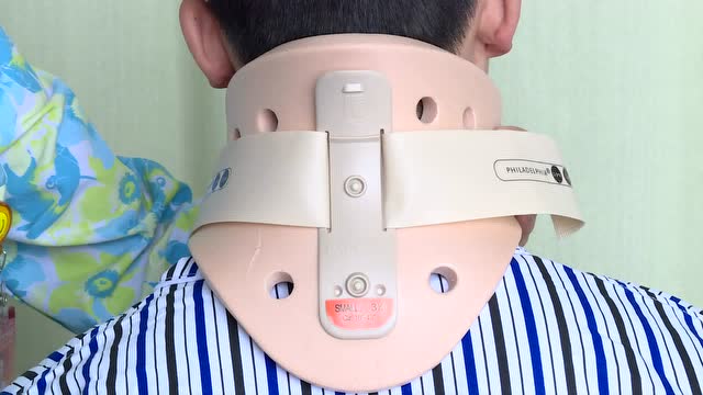 新桥医院坐立戴颈托法