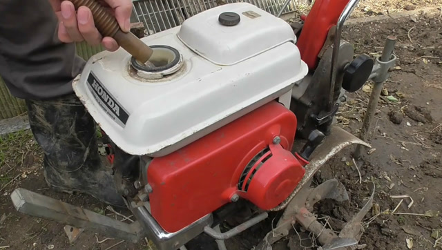 手扶拖拉机装上本田发动机,小伙加一壶水,启动一下试试看
