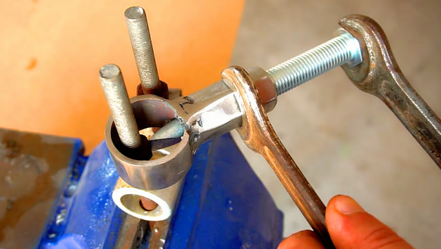 螺母锈死拧不开?牛人做个破拆器轻松搞定