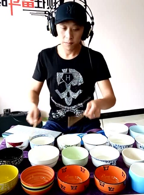 男子用筷子敲碗演奏音乐,这音色太好听了!