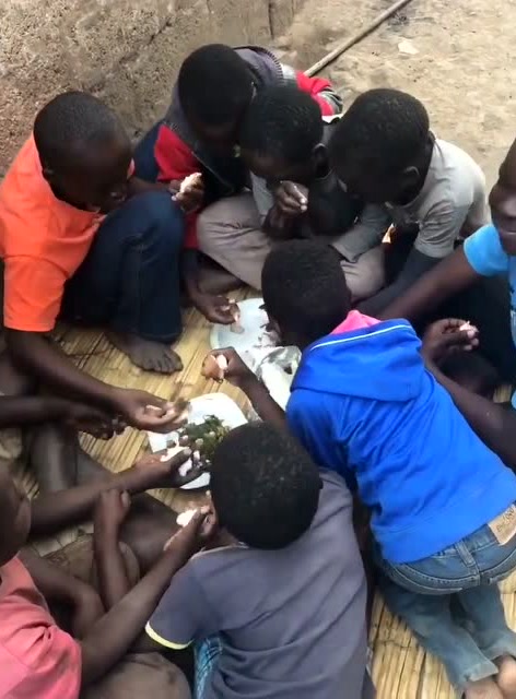 非洲小孩的午餐,这么多人抢着这点东西吃