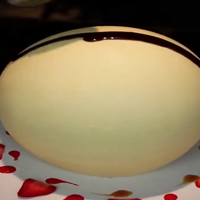 新奇生日蛋糕,热巧克力融化白巧克力球壳