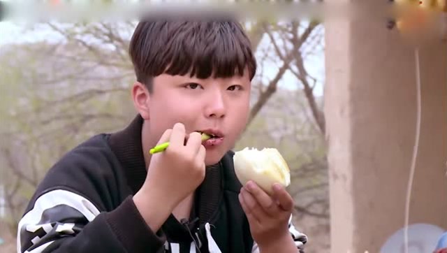 变形计:杨妈的一顿饭让三个少爷围到一起,杨奥表情让人直好笑