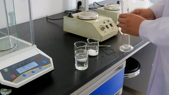 多聚磷酸铵和硝酸钾遇水溶解后温度对比试验