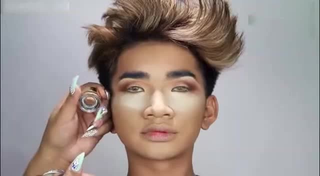 男孩化妆成女孩后,简直太可怕