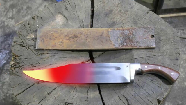 刀匠用钢板锻造成一把匕首!鬼斧神工的锻造工艺铸就一把杰作!