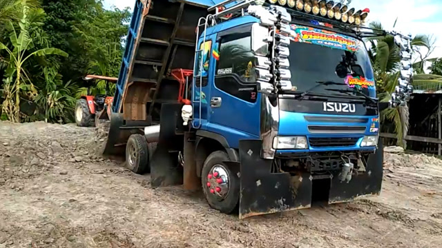 泰国人改装的五十铃卡车运废料,后视镜和排气筒抢镜了