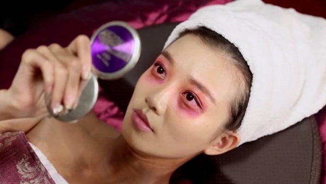 憋住不许笑!极品美女用拔罐去黑眼圈
