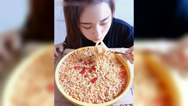美女一顿吃好几包方便面,看着就撑得慌,不要太拼命!