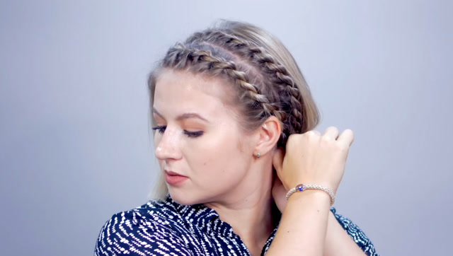 将短发前额碎发编成双股麻花辫,这样的双层编发简单却更美丽