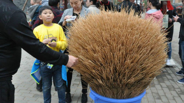 白鹿原影视城竹签扎成山,这个小吃不一般