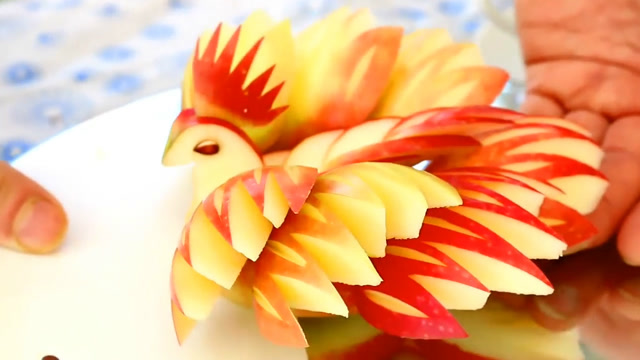 苹果雕刻美丽的天鹅,做法精致,刀工娴熟,栩栩如生