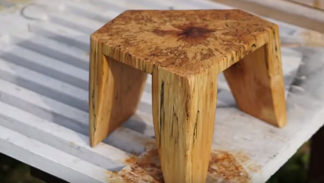 小伙在外拾到一段木头,做成木凳后看着纹路小伙乐了