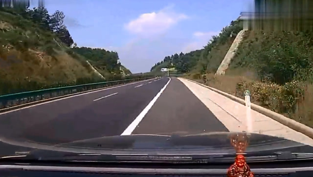 丈夫开车走神,妻子忙喊爸爸,记录仪拍下尴尬一幕