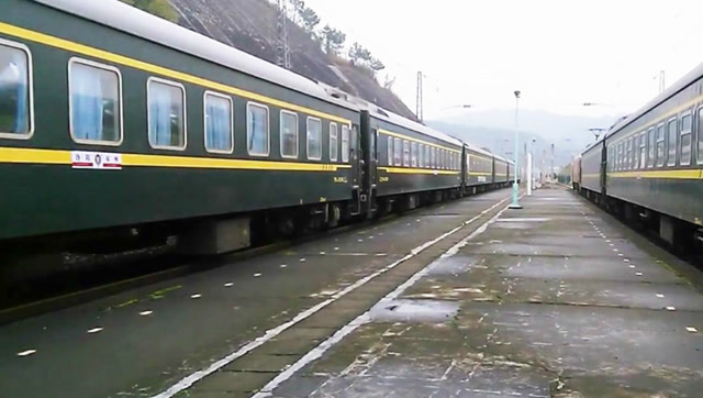 峰福铁路古田站 全刷绿的k29次列车加速出站开往福州