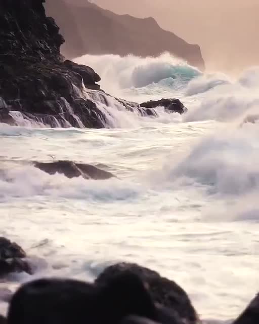 大浪滔天,惊涛拍岸,卷起千层雪