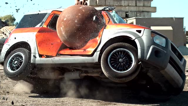 一颗4吨重的铁球撞到一辆车是什么后果,慢镜头回放震撼的瞬间