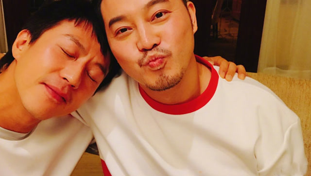 11年"老情敌"同框 邓超沙溢合影再忆《甜蜜蜜》