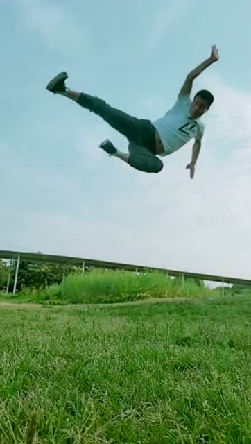 小伙一式腾空侧踹足有两米之高,有些李小龙的风采