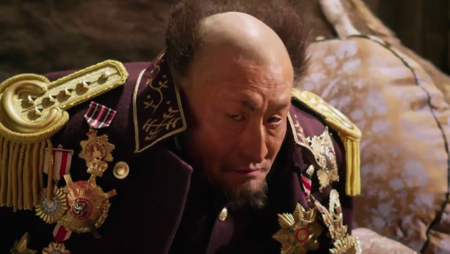 知道电影《智取威虎山》中座山雕的样子吗?这发型,这形象,笑死我了!