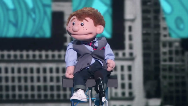 本以为是一场普通脱口秀,没想到腹语人偶竟自己开口说话调戏主人