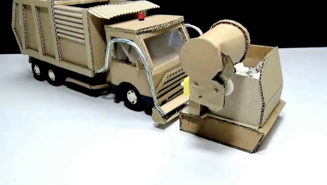 神奇diy-硬纸板秒变垃圾车,看看手工牛人怎么做到的